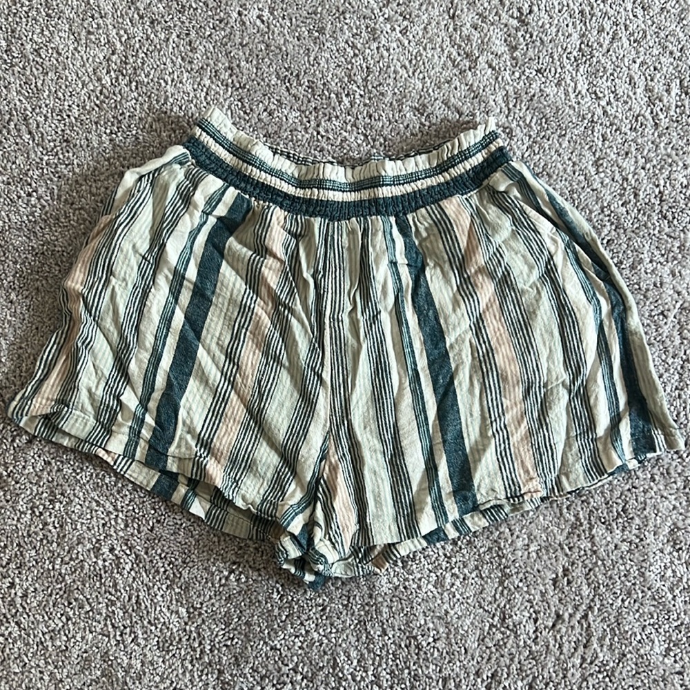 Stripped linen shorts